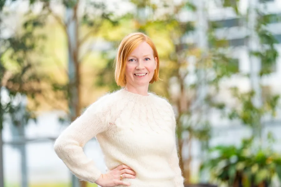 En kvinne med armene i kors