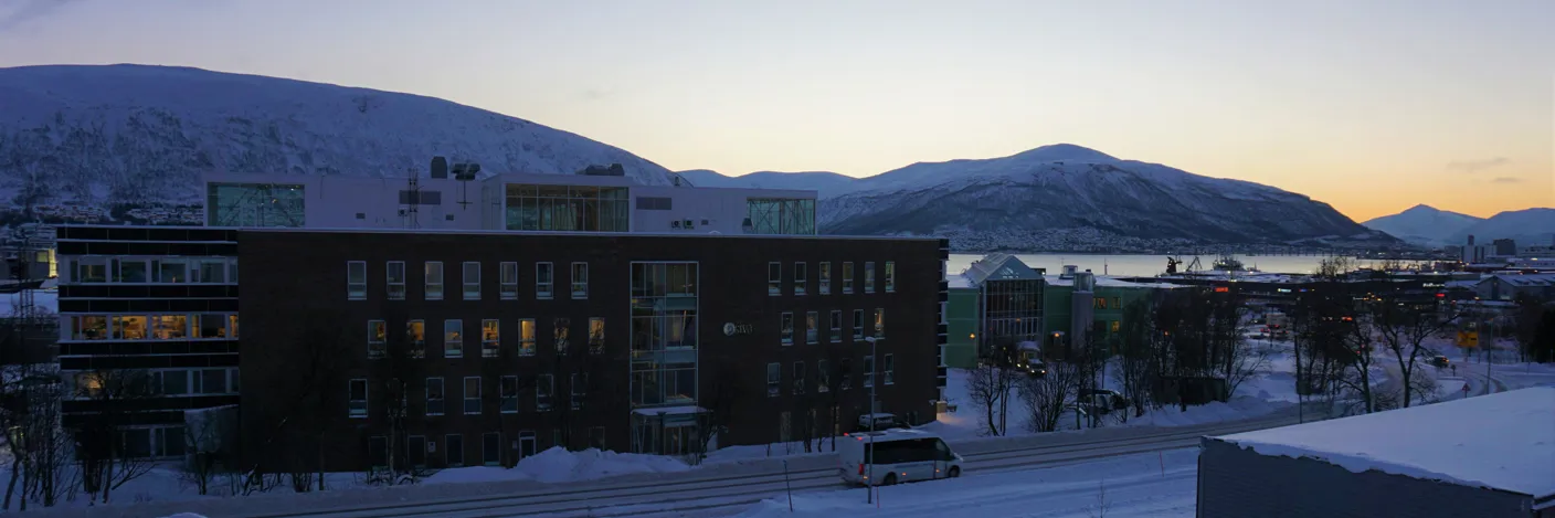 En bygning med et snødekt landskap