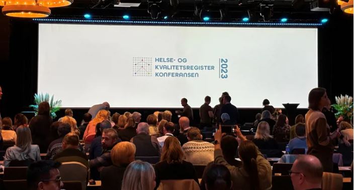 Bilde av storskjerm på Helse- og kvalitetsregisterkonferansen 2023