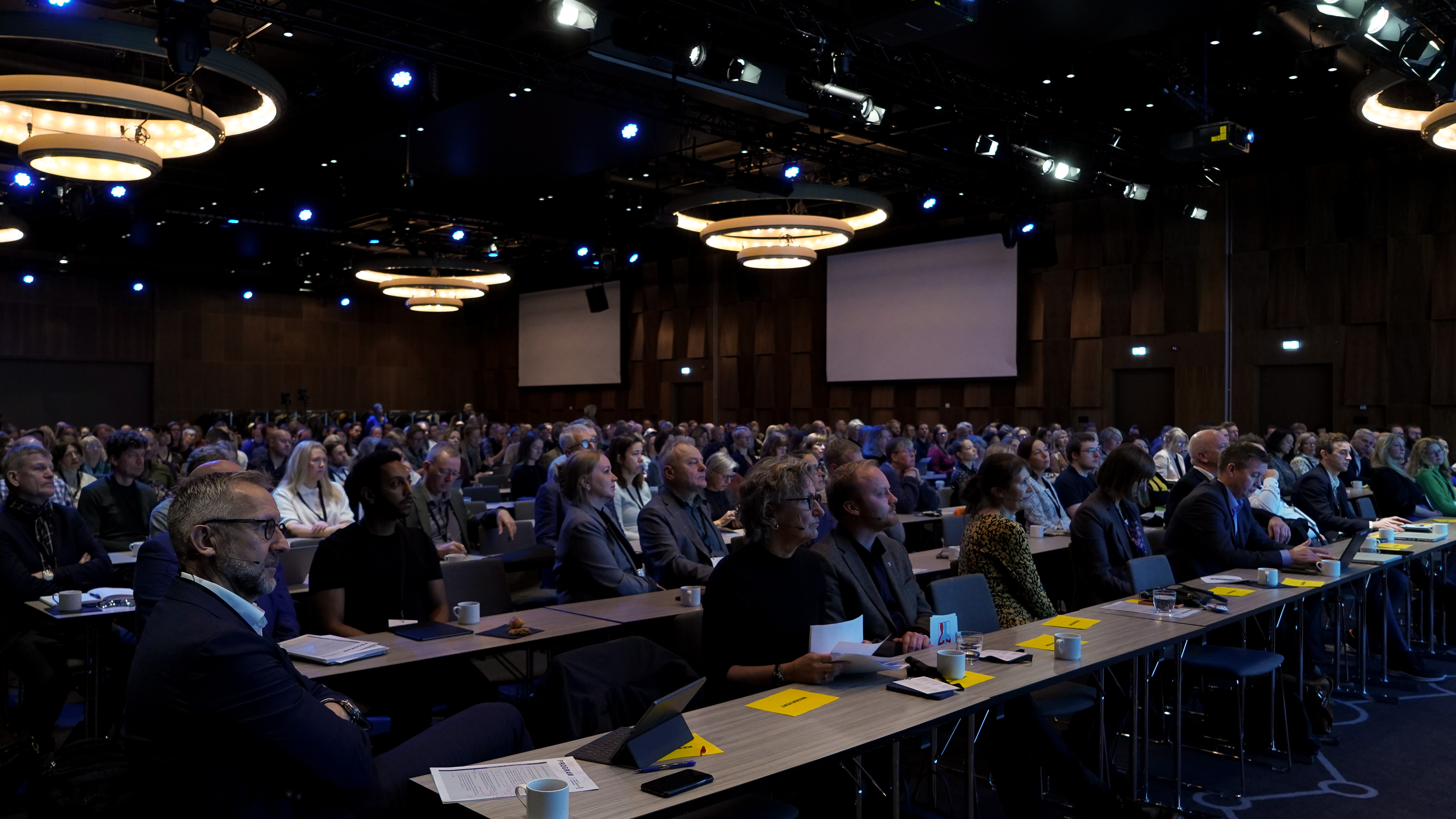 En gruppe mennesker på konferanse