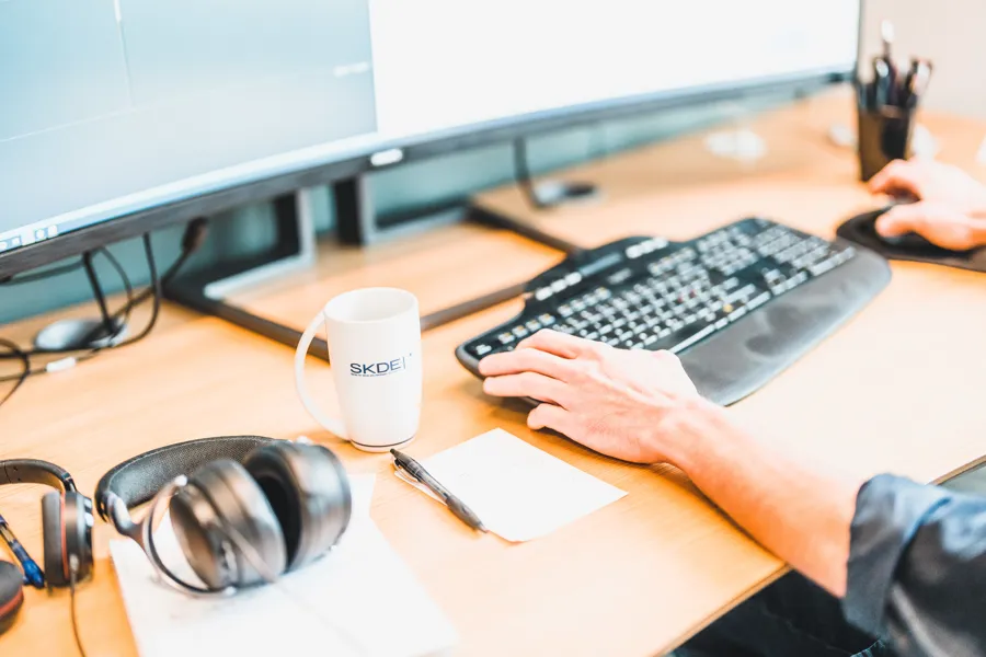 En person som arbeider på en datamaskin