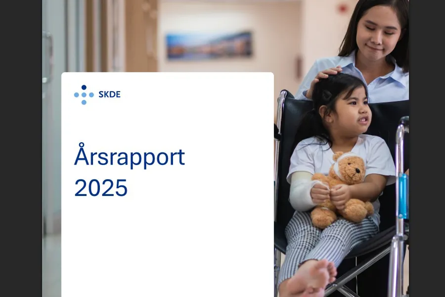 Forside av en rapport med bilde av en kvinne som triller et barn i rullestol