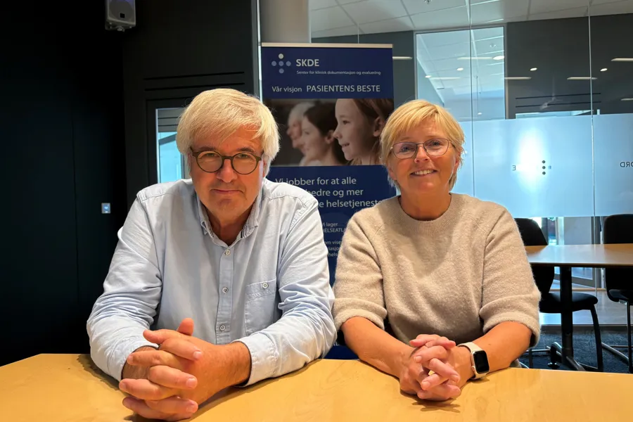 En mann og en kvinne som sitter ved et bord