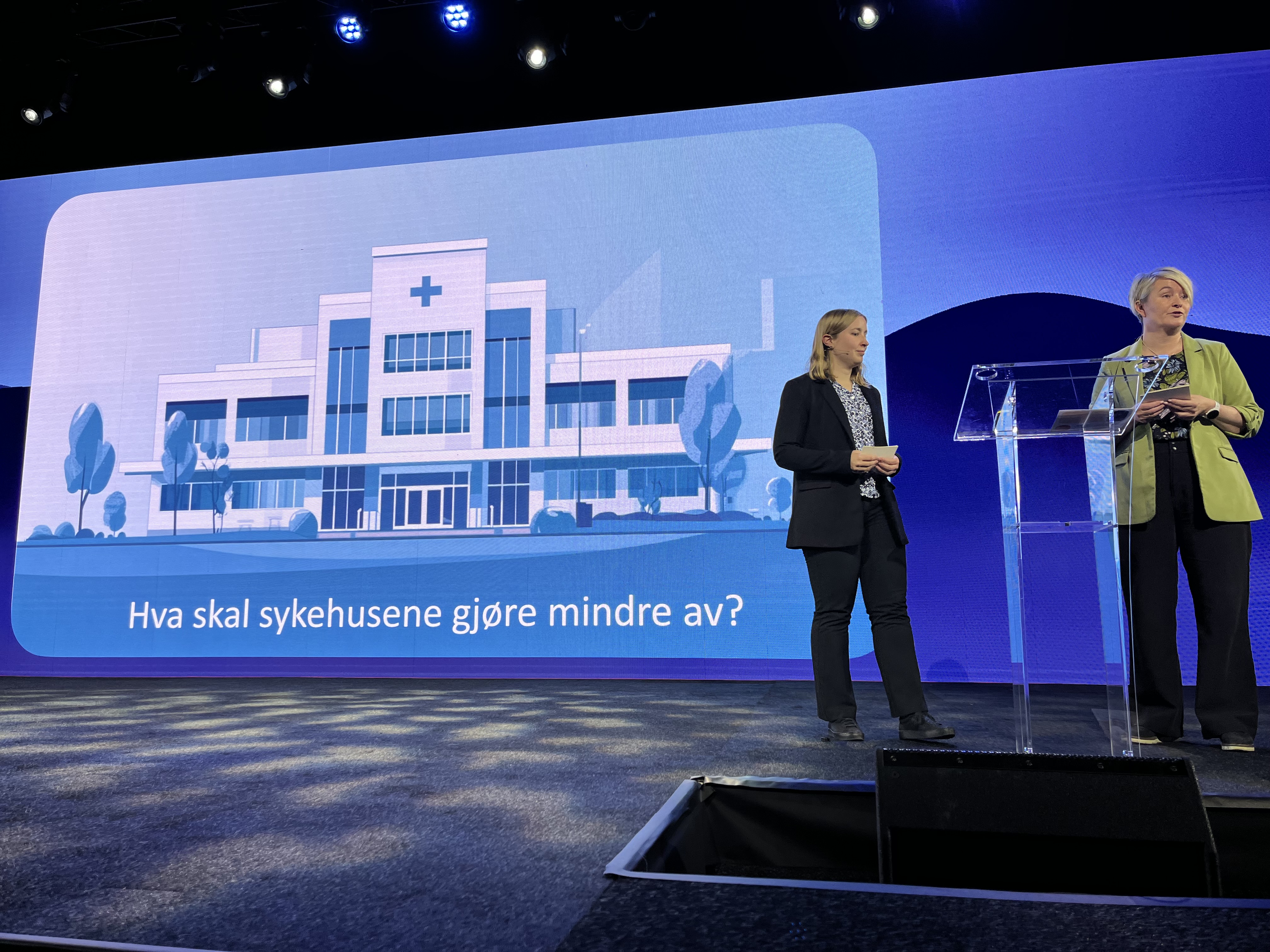 Et par kvinner på en scene