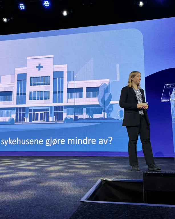 Et par kvinner på en scene