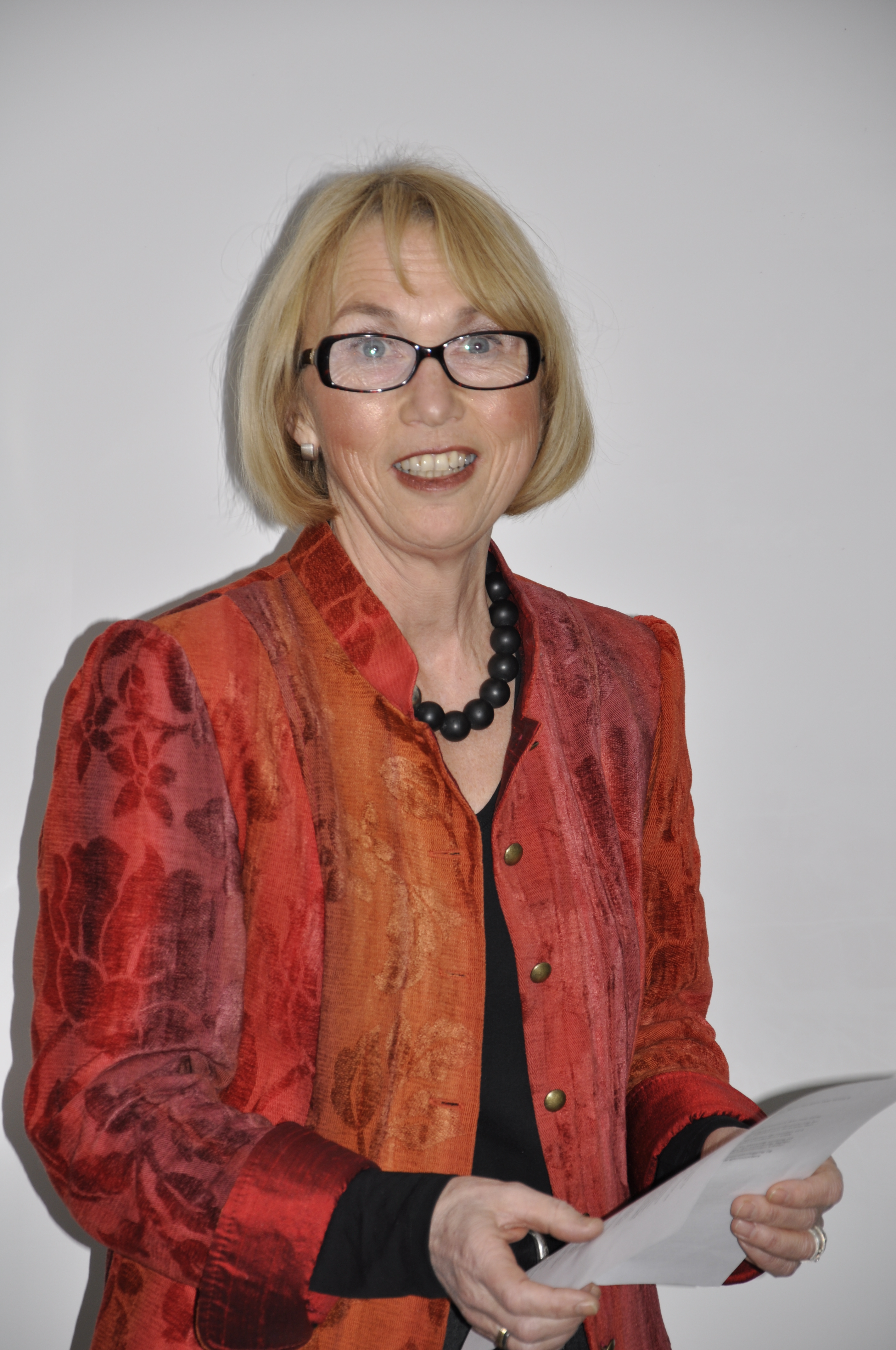 En person som holder et stykke papir