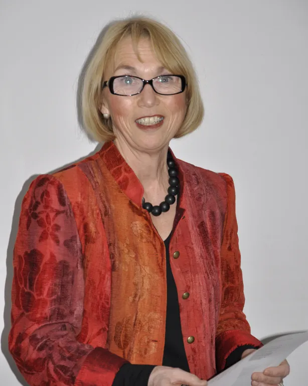 En person som holder et stykke papir