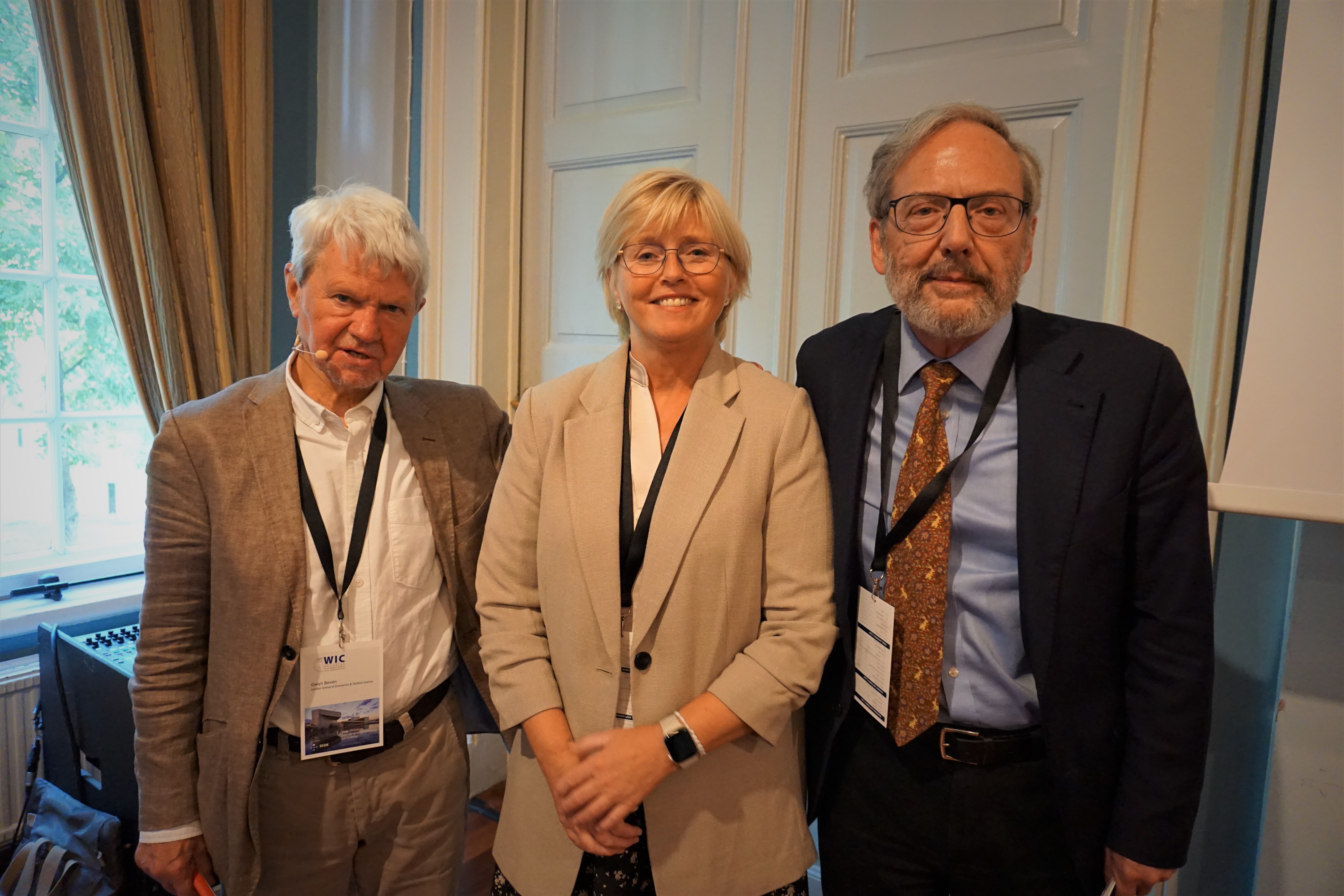 Noen få mennesker som står sammen