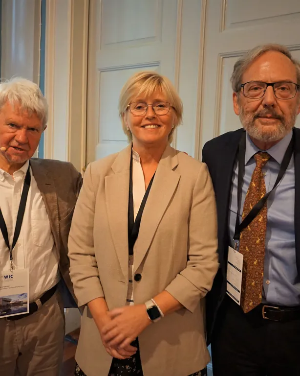 Noen få mennesker som står sammen