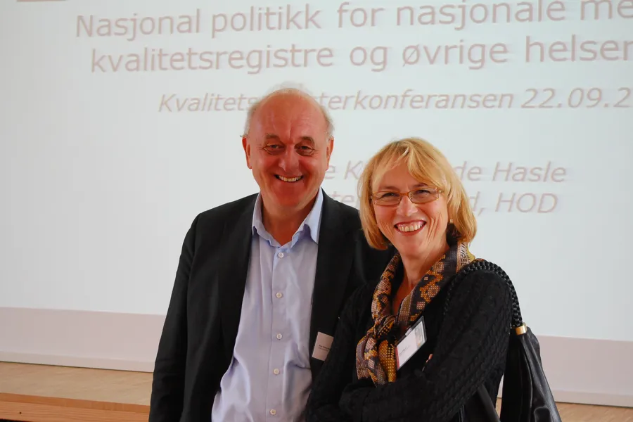 En mann og kvinne som smiler