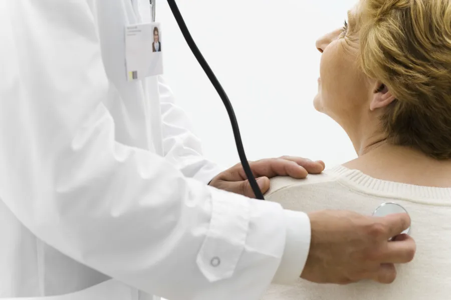 En lege som undersøker en pasient