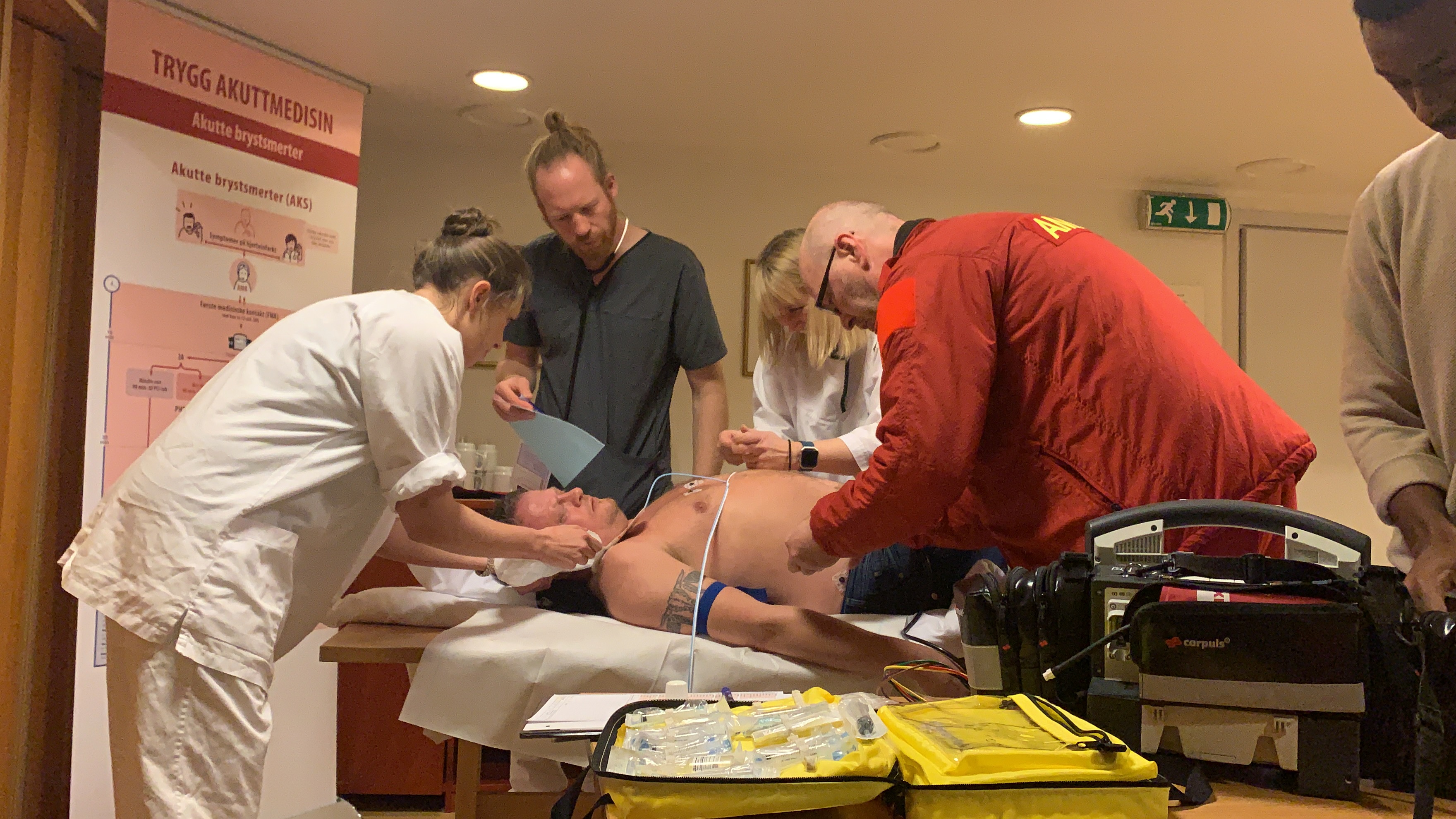 En gruppe mennesker som tar seg av en pasient