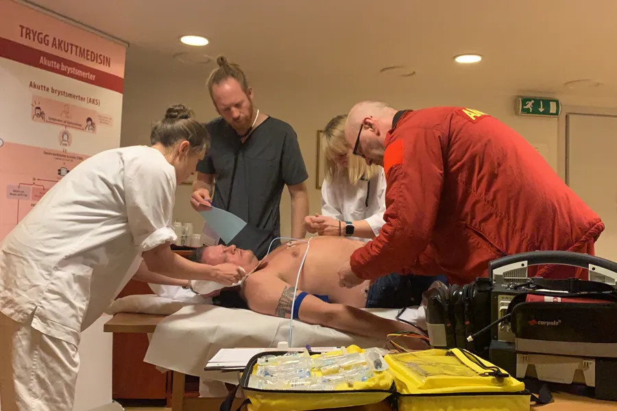 En gruppe mennesker som tar seg av en pasient