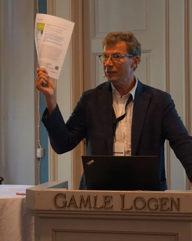 Ole Tjomsland holder presentasjon