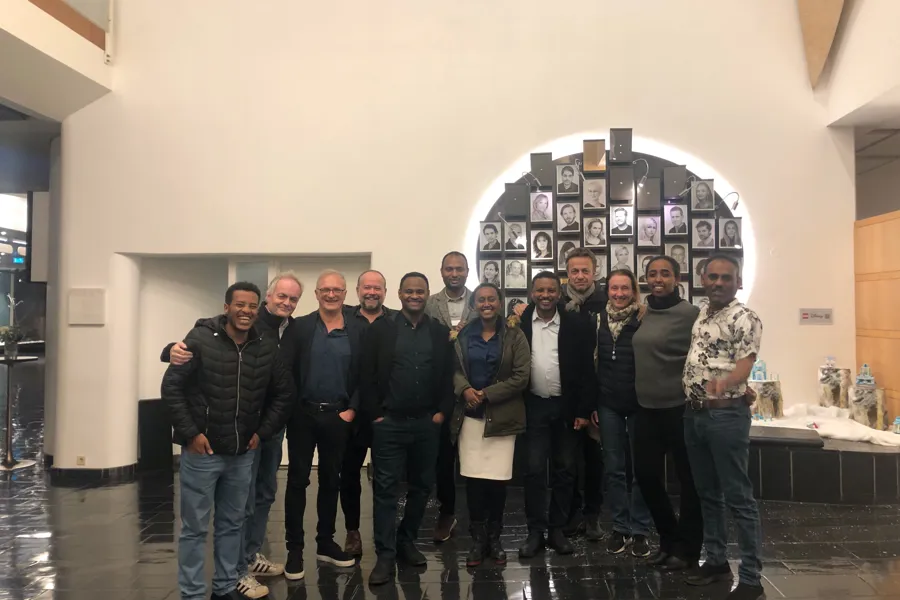 En gruppe mennesker som poserer for et bilde