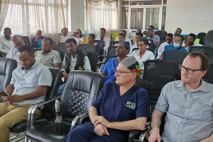 En gruppe mennesker som sitter i stoler