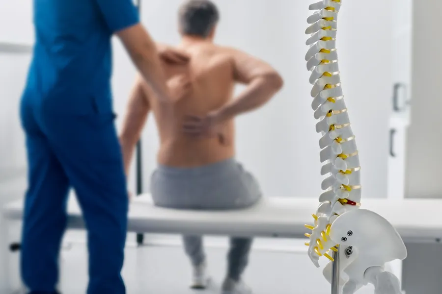 En person som flekser musklene