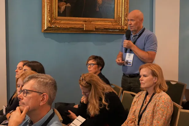 En mann som snakker til en gruppe mennesker