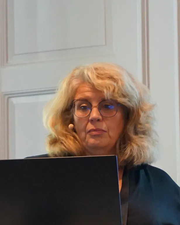 En kvinne med blondt hår