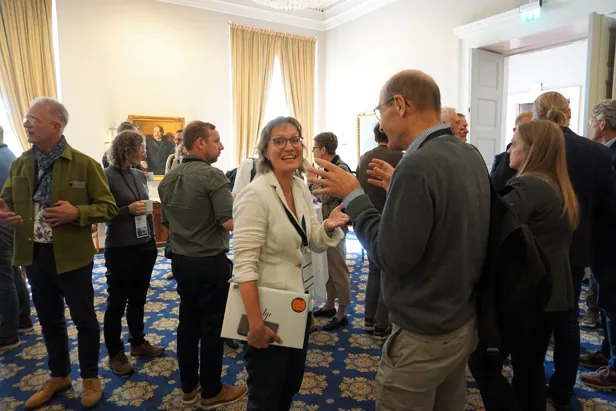 En gruppe mennesker som står i et rom