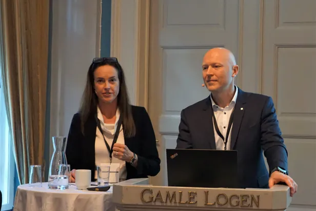 En mann og en kvinne som sitter ved et bord