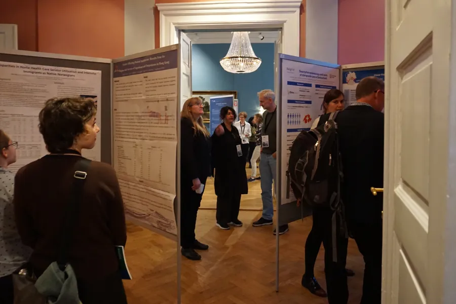 En gruppe mennesker som står i et rom