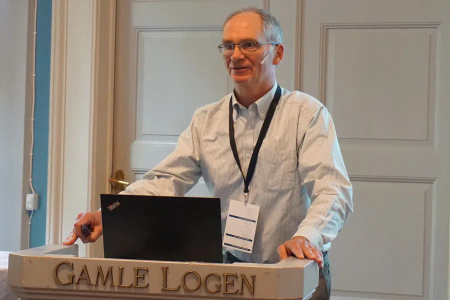 En mann som står på et podium