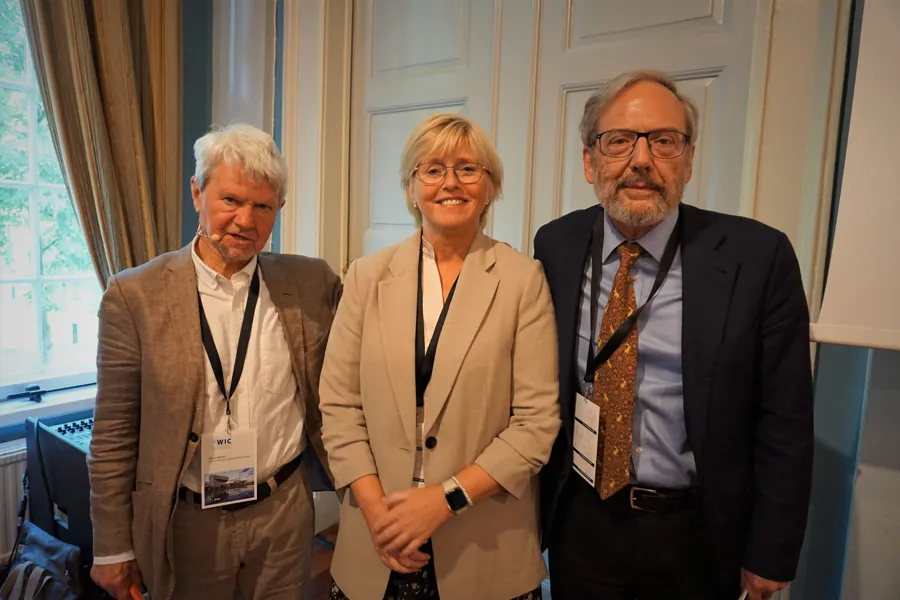 Noen få mennesker som står sammen