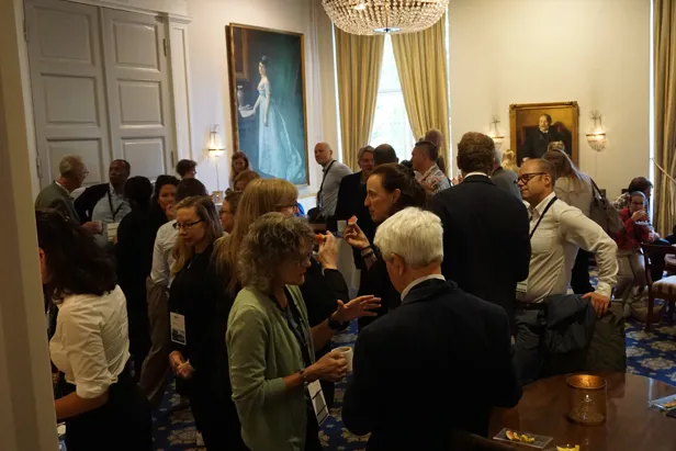 En gruppe personer i et rom