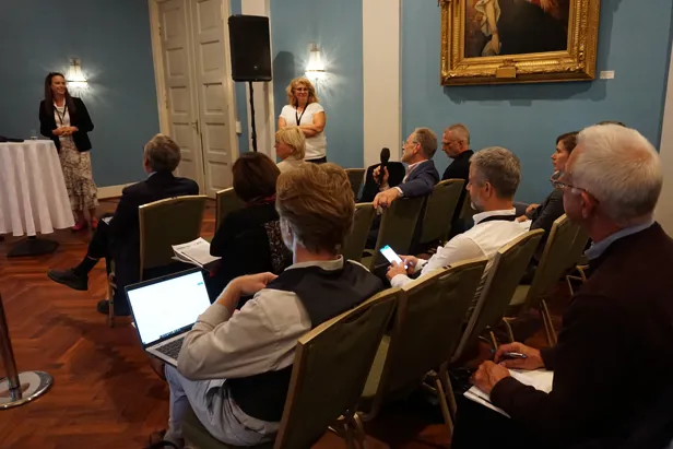 En gruppe mennesker som sitter i et rom