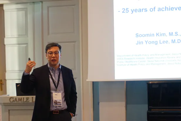 En mann som holder en presentasjon