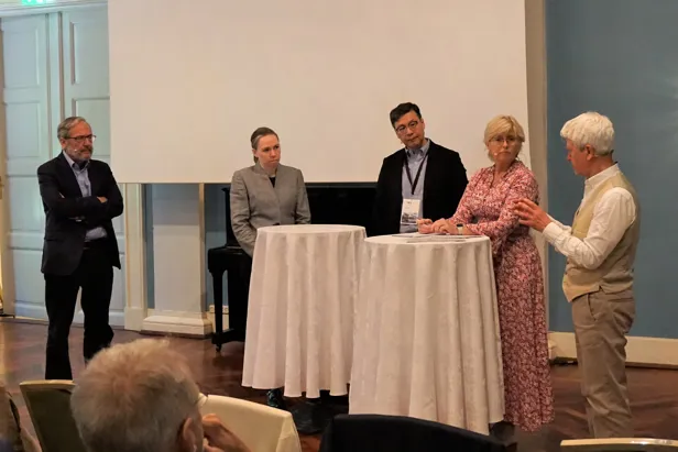 En gruppe mennesker som står rundt et bord