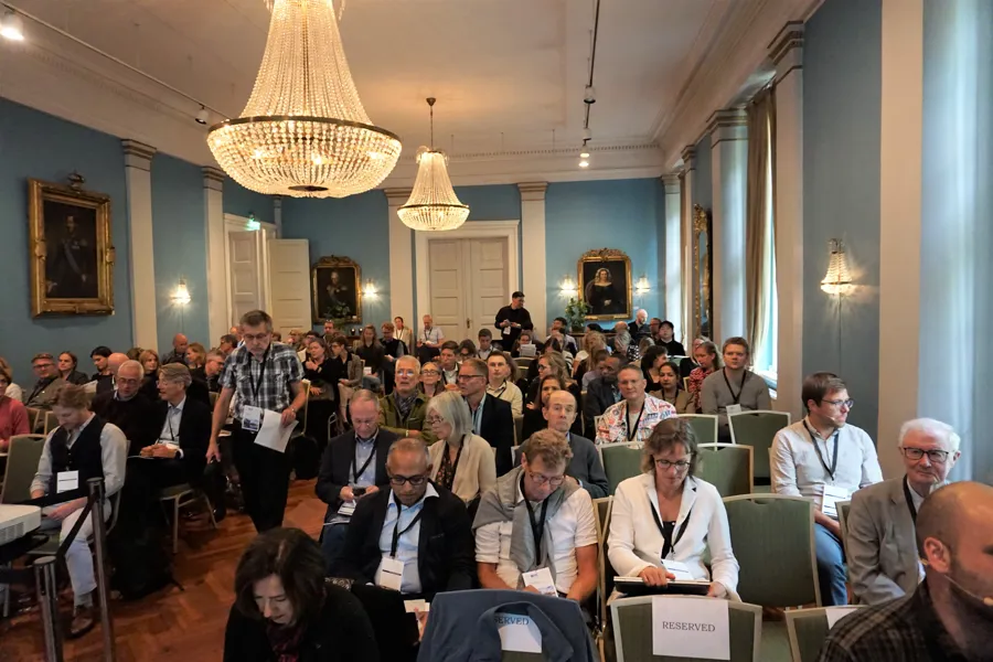 Personer som sitter i salen