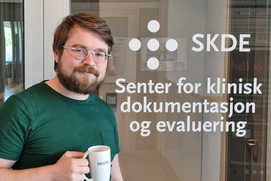 En mann som holder en kopp