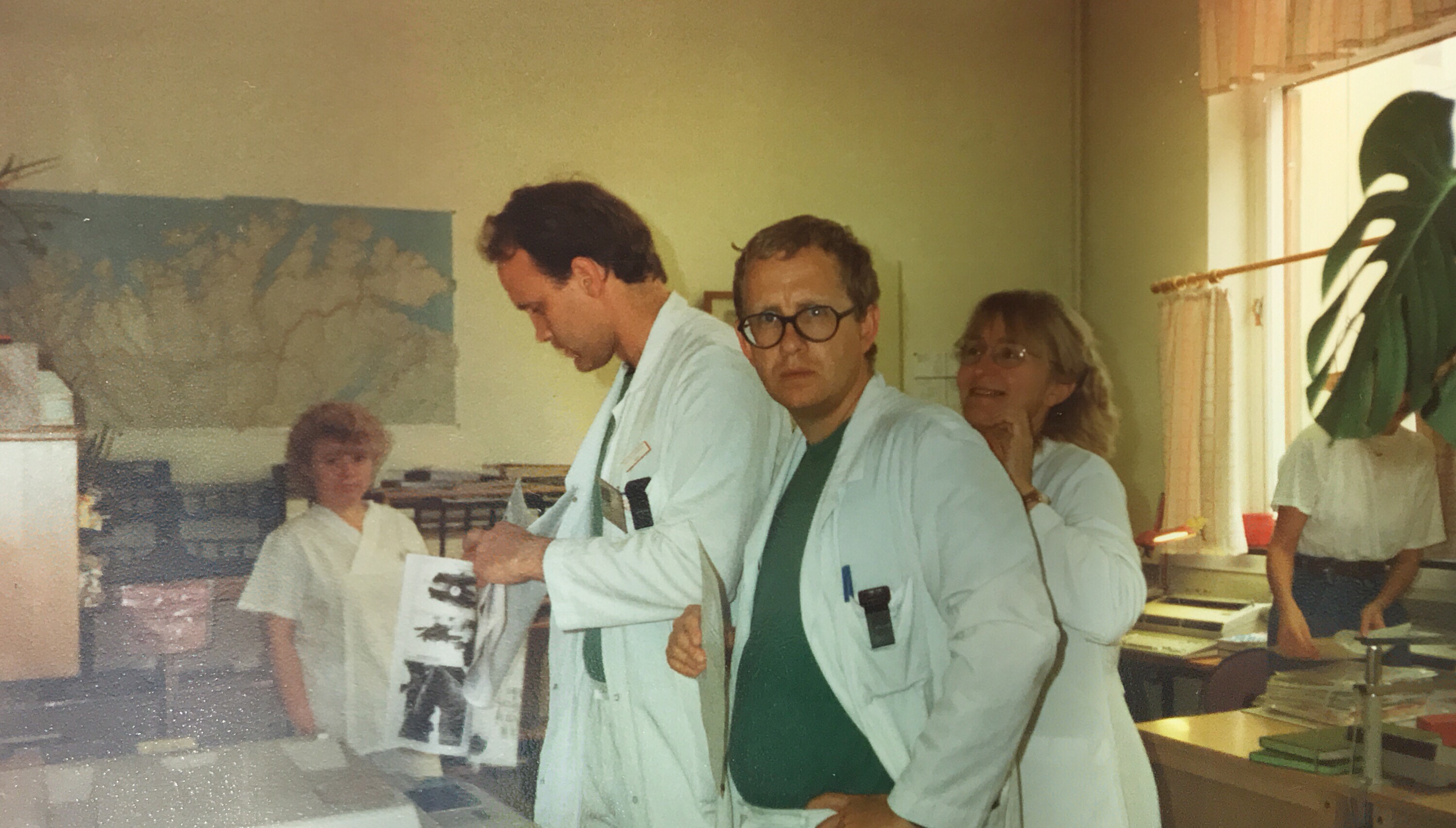 En gruppe mennesker som ser på et stykke papir