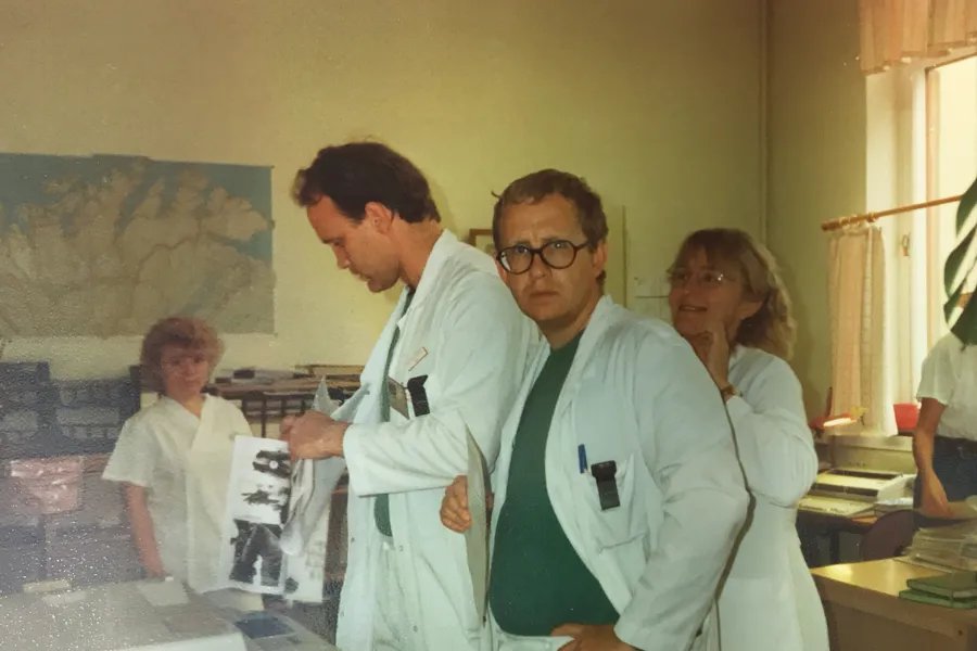 En gruppe mennesker som ser på et stykke papir