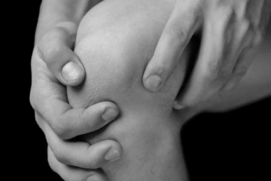 Et nærbilde av et kne