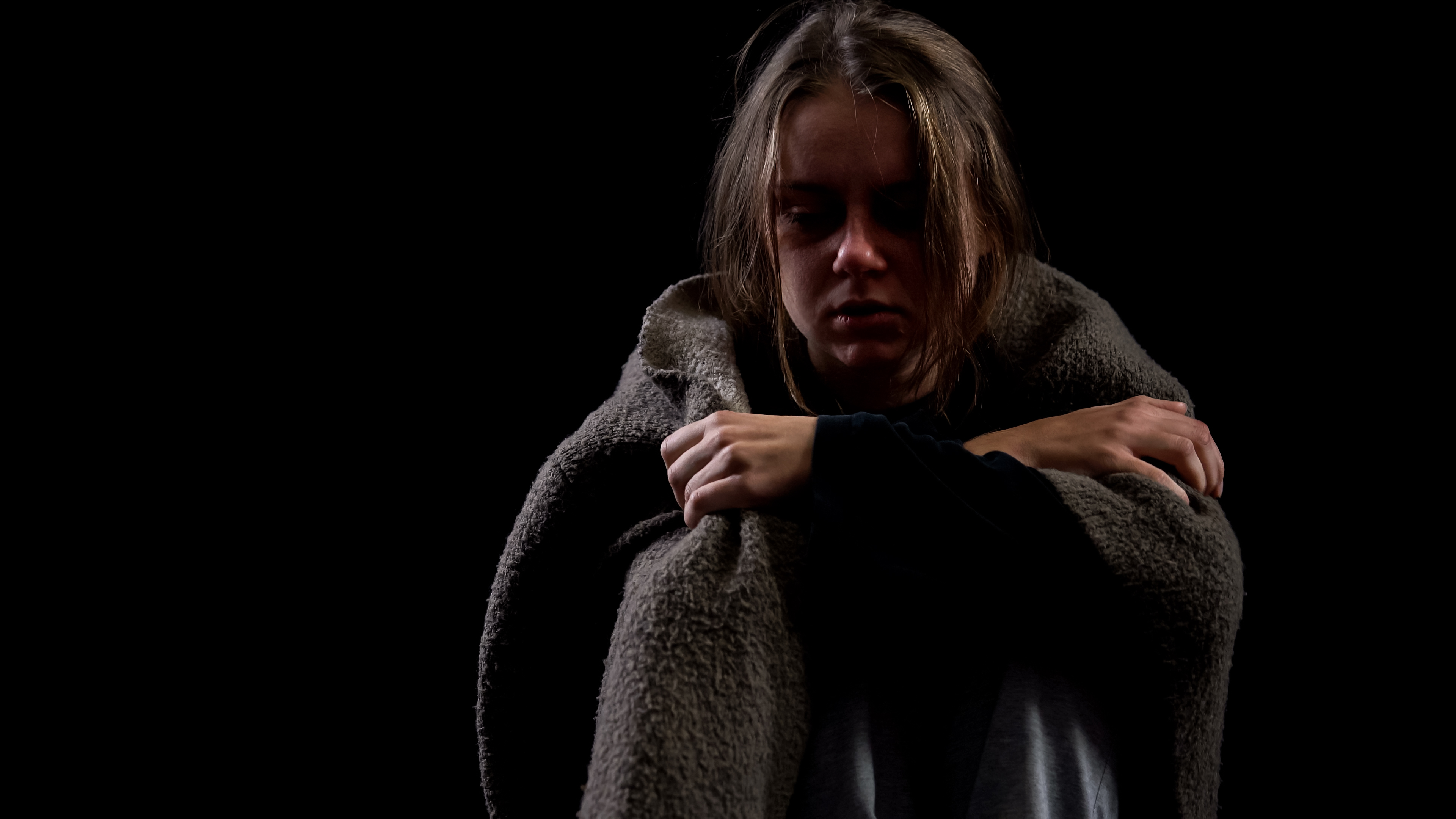 En jente med teppe over seg