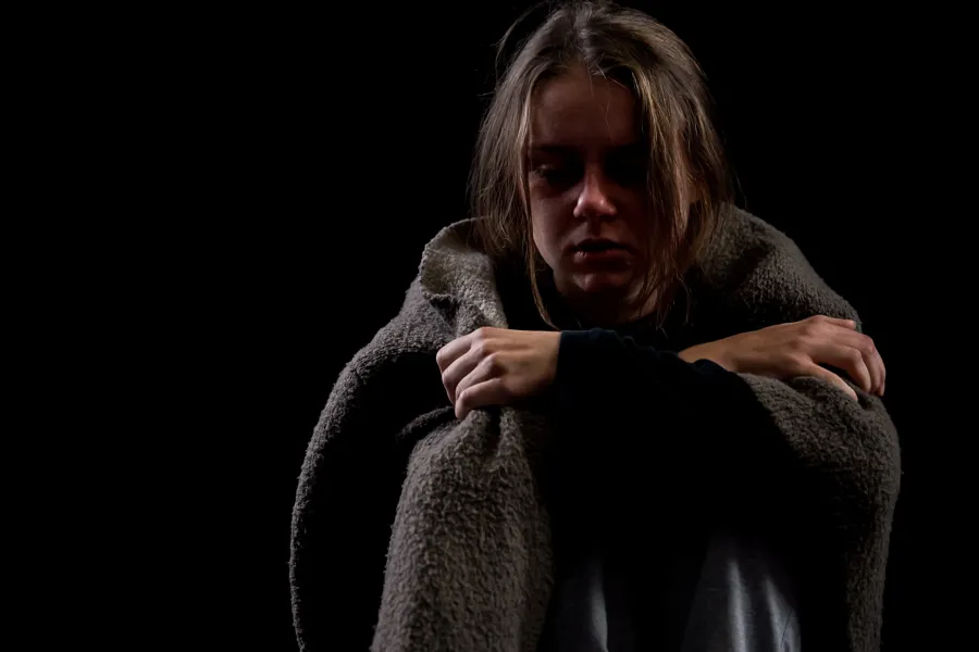 En jente med teppe over seg