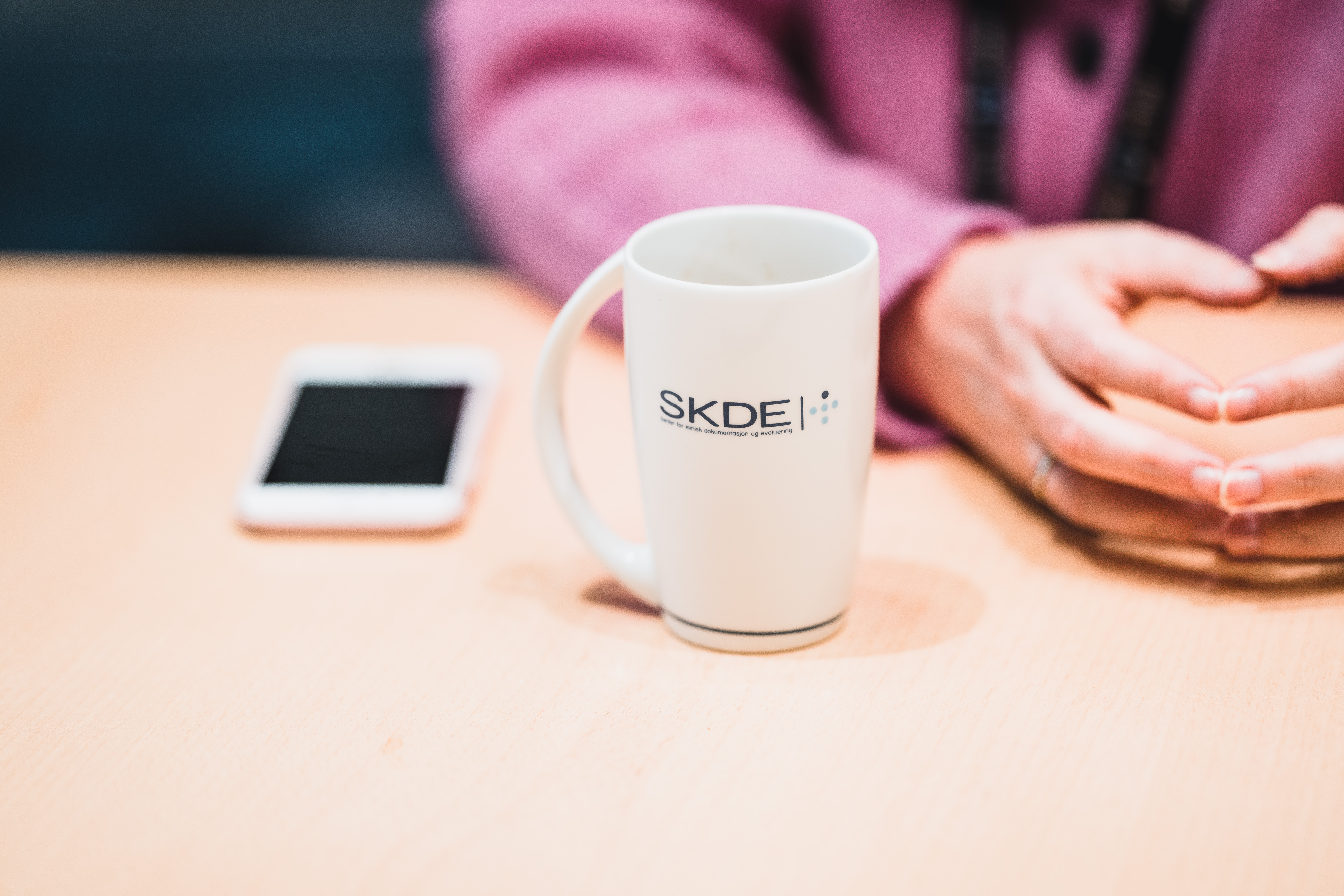 En person som holder en telefon