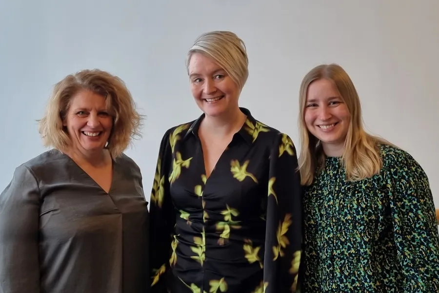 En gruppe kvinner som smiler