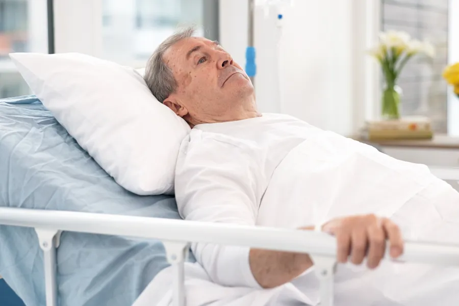 En mann i en sykehusseng