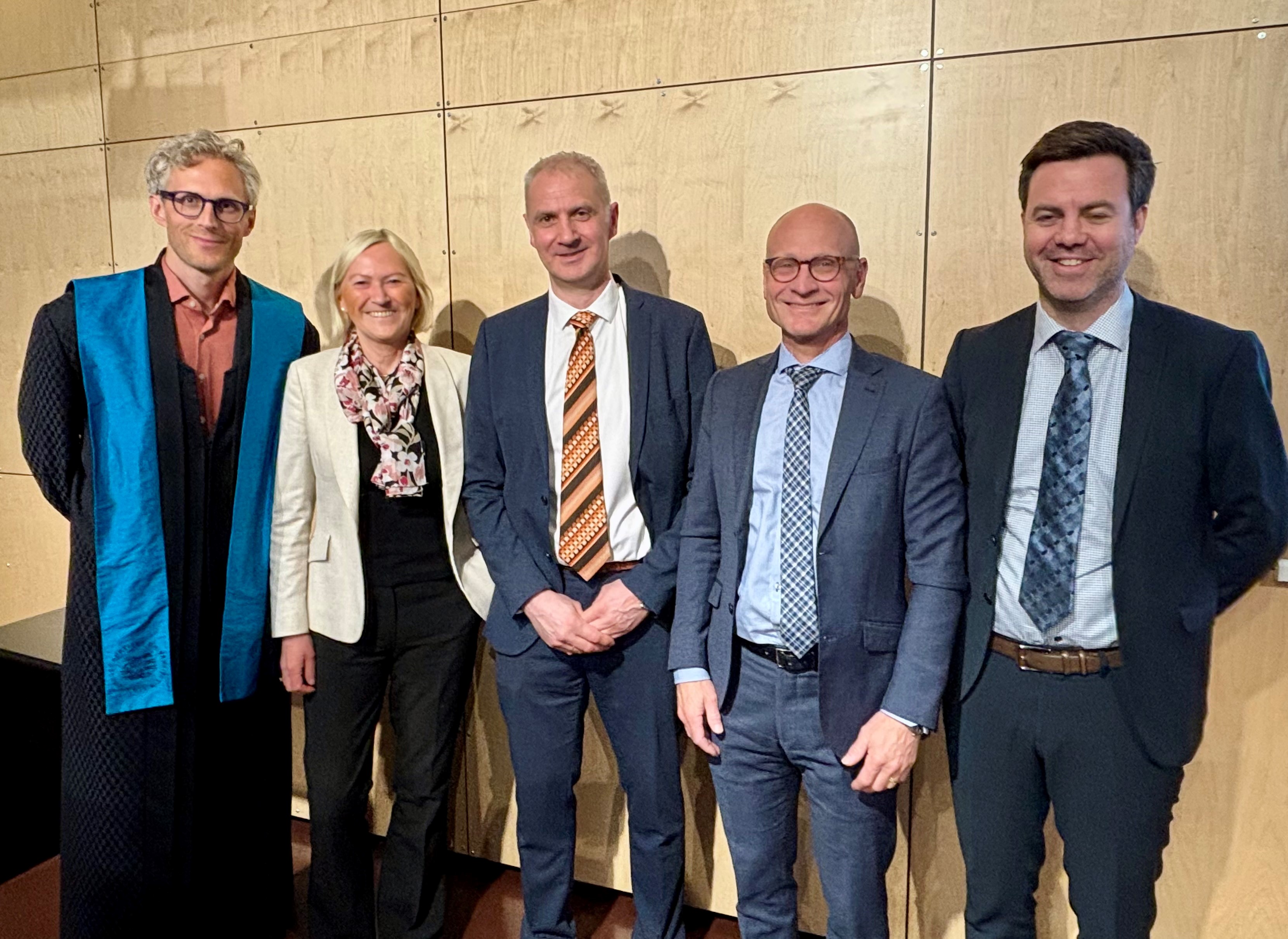 En gruppe mennesker som poserer for et bilde