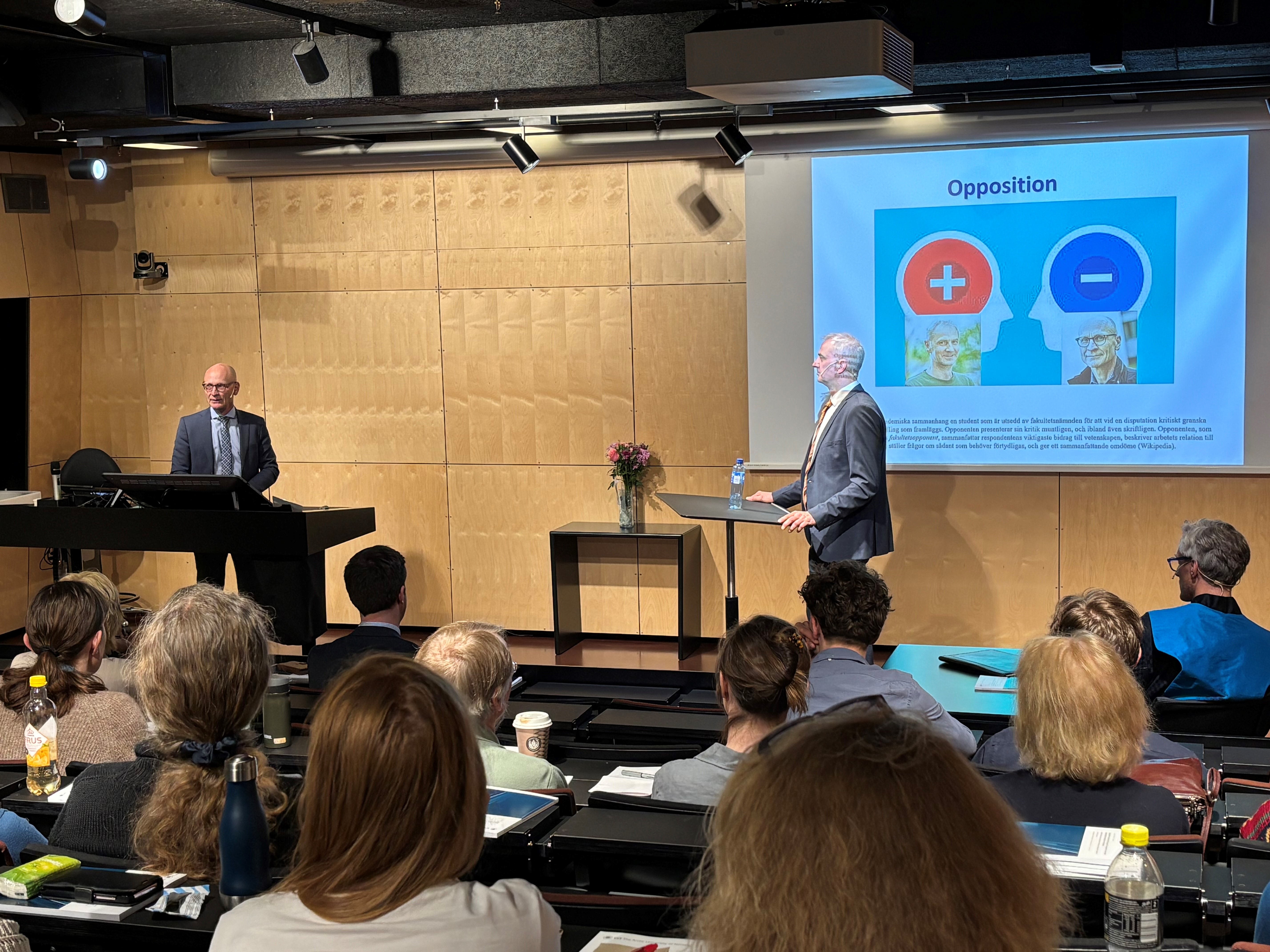 En person som holder en presentasjon for et publikum