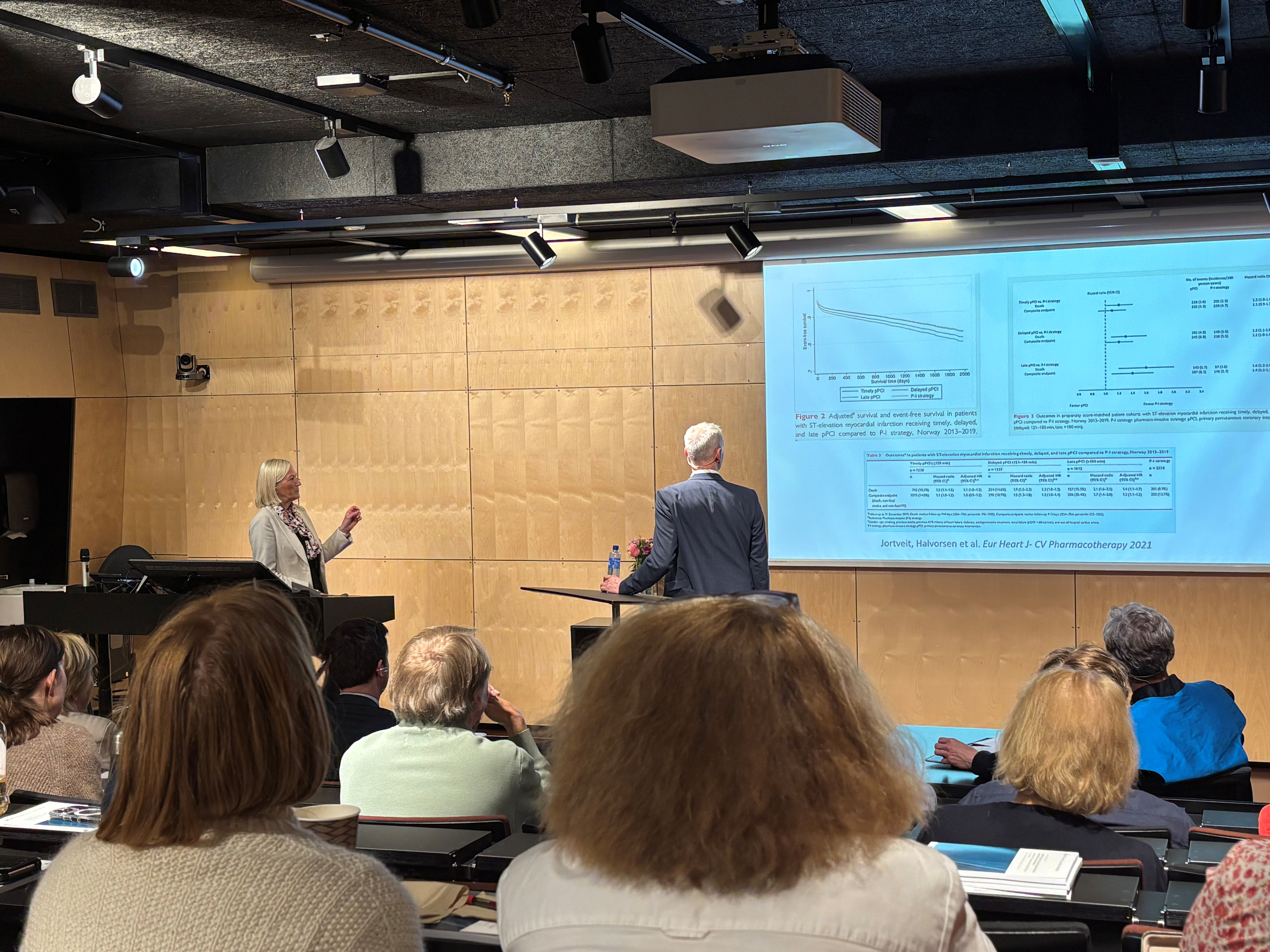 En person som holder en presentasjon for et publikum