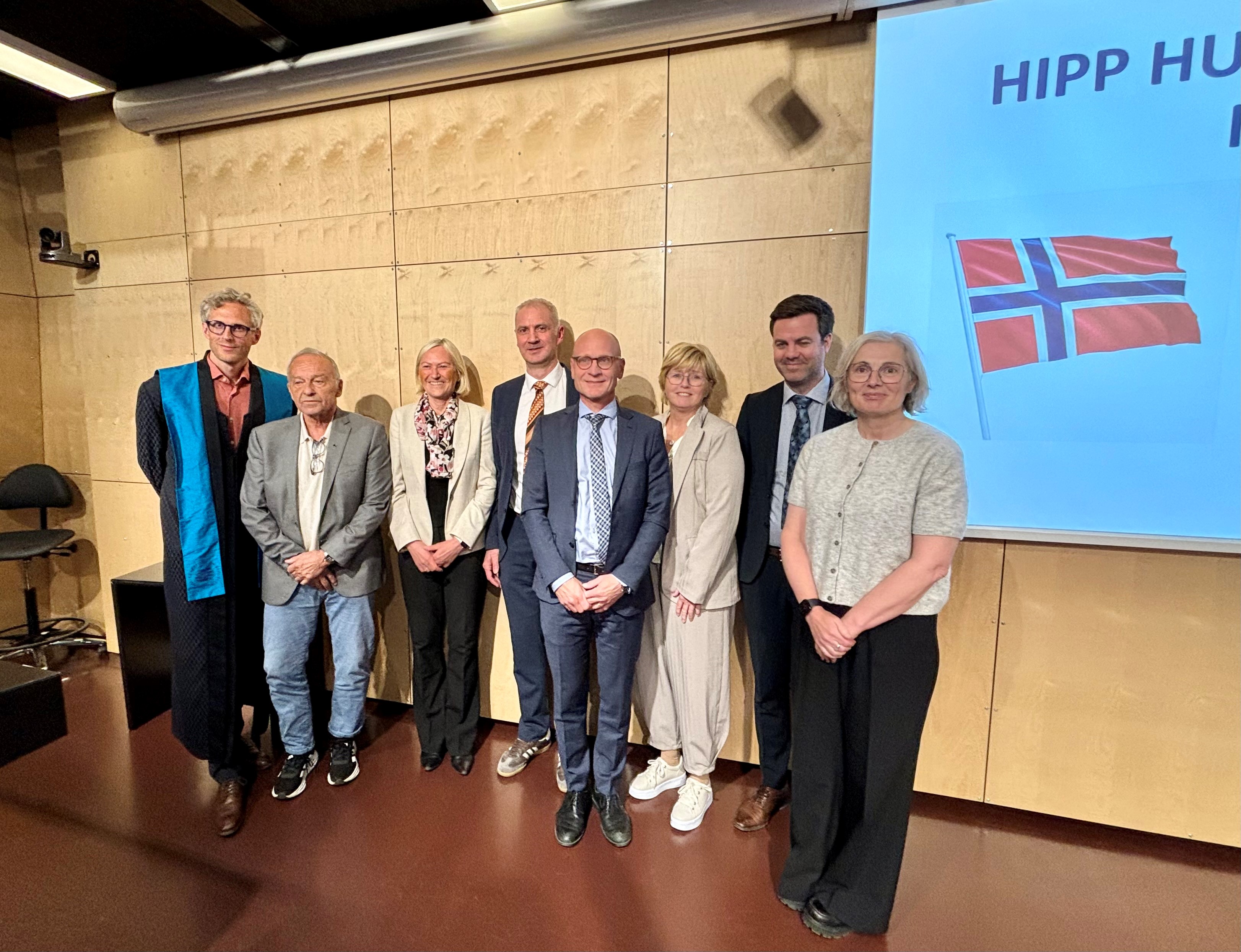 En gruppe mennesker som poserer for et bilde