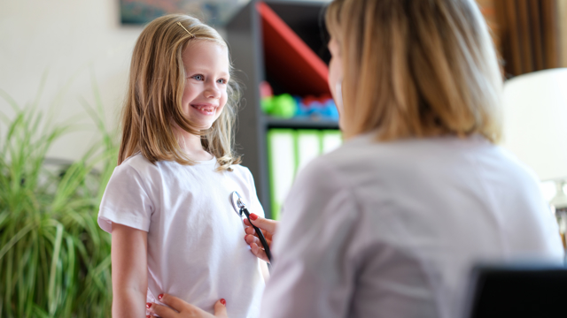 Jente undersøkt av lege