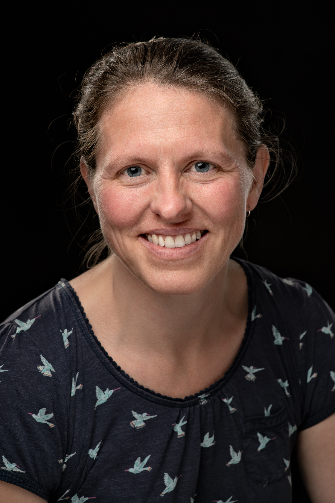 En person som smiler til kameraet