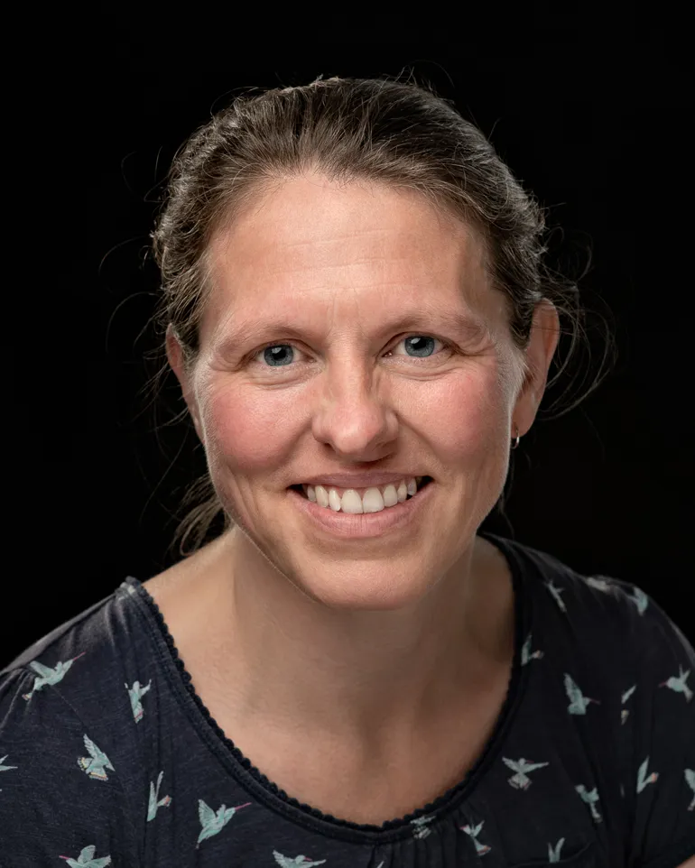 En person som smiler til kameraet