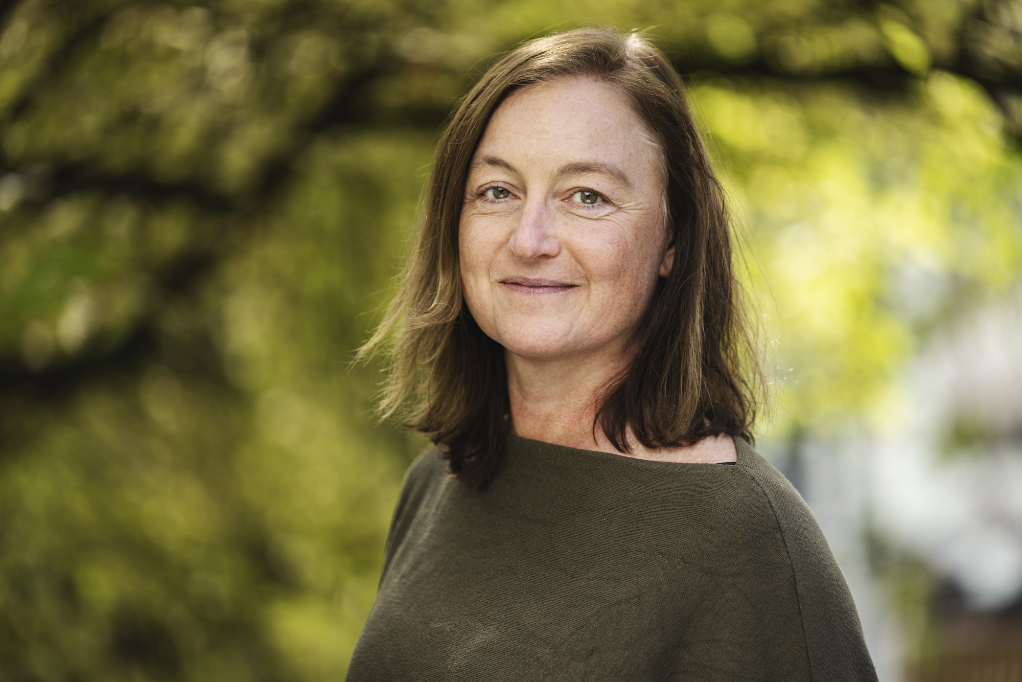 En mann med brunt hår